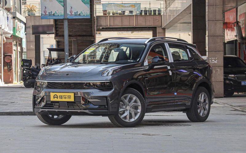 
            Lynk & Co обновил компактный кроссовер 01. Он продается в России
        