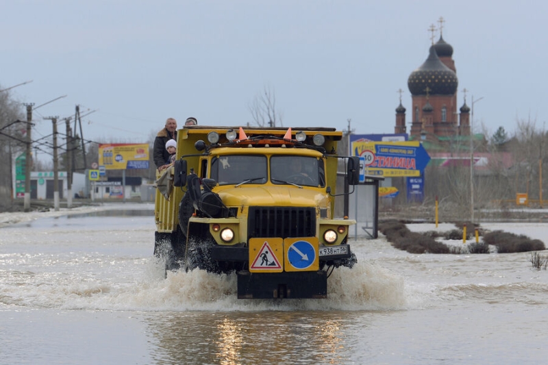 Путин на фоне паводков поручил МВД следить за правопорядком в Кургане и Тюмени 