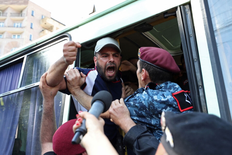 На акциях протеста против Пашиняна в Армении задержаны 284 человека