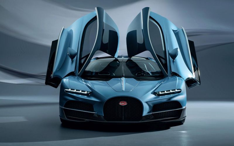 
            Bugatti представила новый гиперкар Tourbillon за 338,5 млн рублей
        