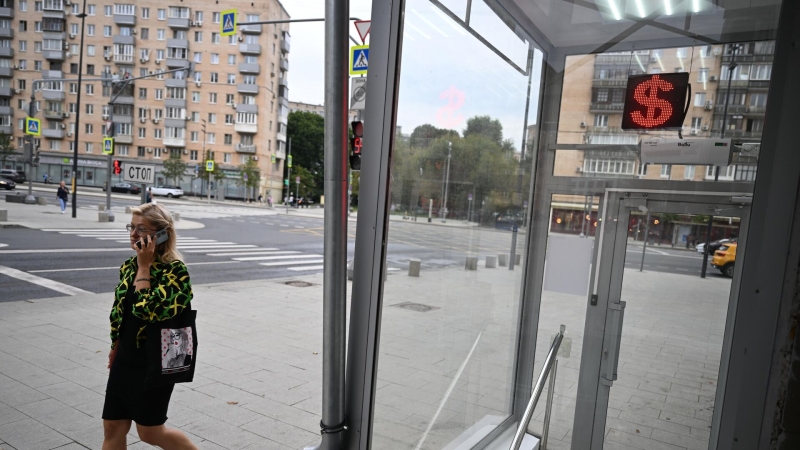 Опубликованы официальные курсы доллара, евро и юаня на вторник