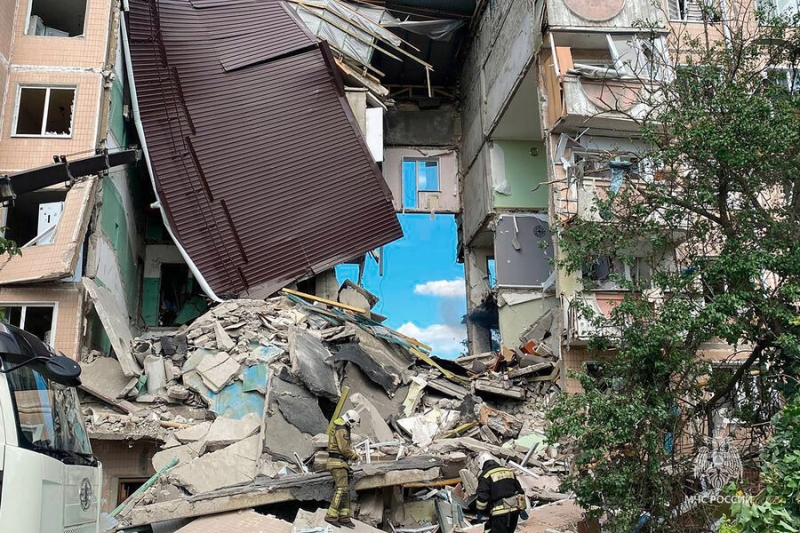 Подъезд многоэтажки обрушился в Шебекино после атаки ВСУ 