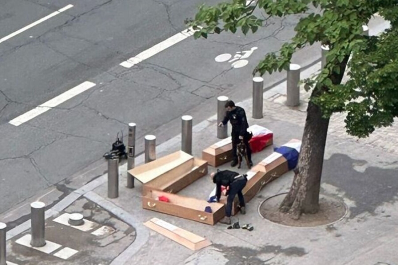 В Париже у Эйфелевой башни поставили гробы погибших на Украине французов 