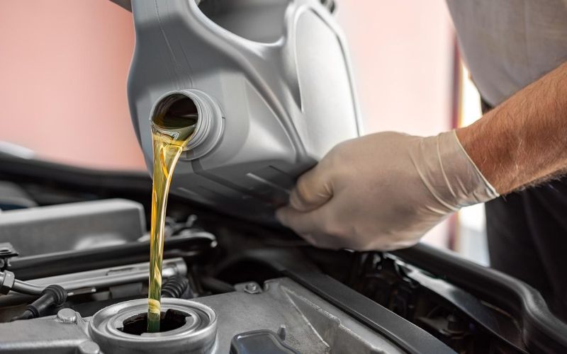 
            Эксперт назвал разницу между дорогим и дешевым моторным маслом
        