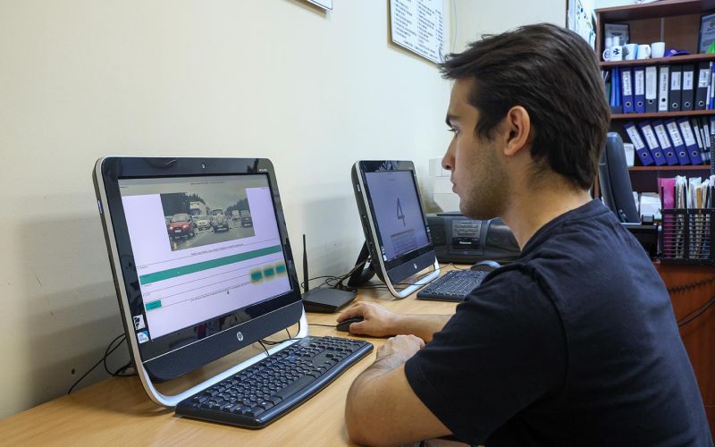 
            Билет 4, вопрос 10 ПДД. По какой полосе проезжей части разрешено движение
        