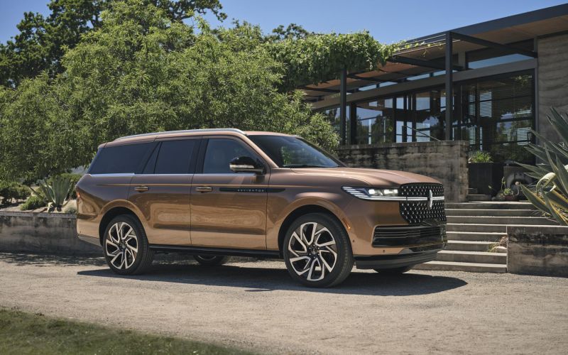 
            Lincoln представил новый внедорожник Navigator. Фото и характеристики
        