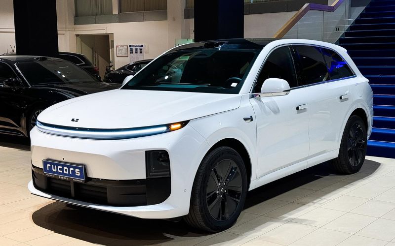 
            В Россию привезли гибридный кроссовер Lixiang L6. Цены и фото
        