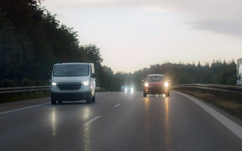 
            Когда включать ближний свет фар согласно ПДД и как это сделать
        