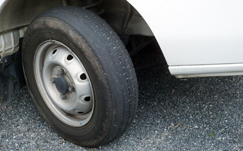 
            Лысая резина: какой штраф за нее можно получить и чем она опасна
        