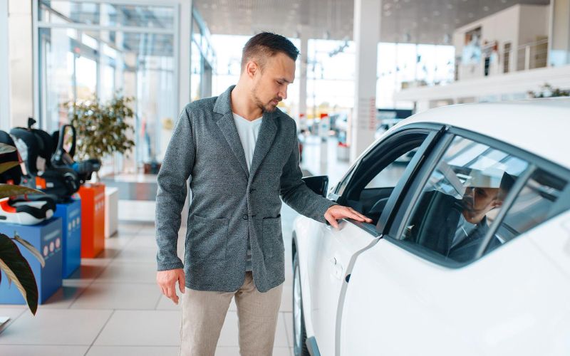 
            Средняя цена автомобиля в России превысила отметку в ₽3 млн
        