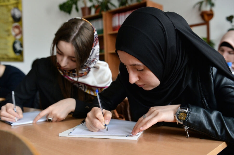 Делимханов пообещал добиться отмены запрета на хиджабы во владимирских школах 