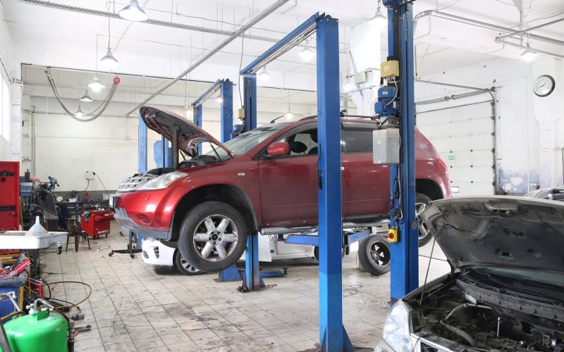 
            «Дефицит и контрафакт». Запчасти и услуги автосервисов снова подорожают
        