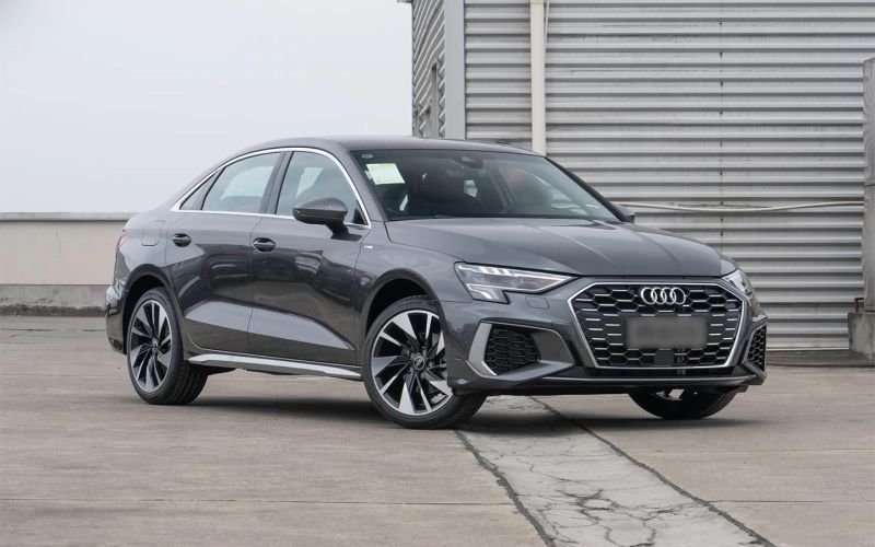 
            К дилерам приехал седан Audi A3. Он нетипичный для России
        