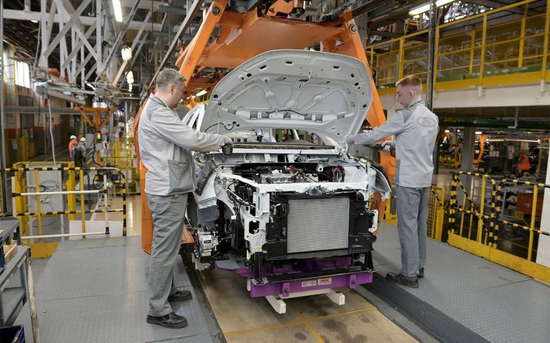 
            Какие зарплаты получают работники российских автозаводов. Не разгуляться
        