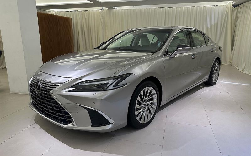 
            Lexus представил обновленный седан ES с матричными Z-образными фарами
        