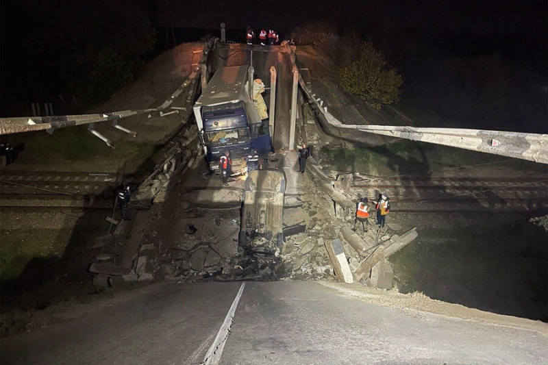 МЧС будут не менее суток разбирать завалы рухнувшего в Джанкойском районе моста 
