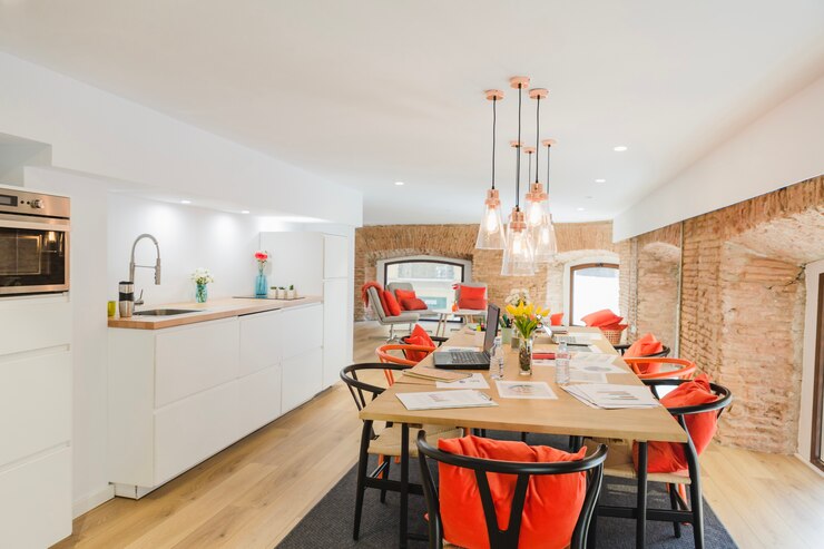 Преимущества двух основных материалов для натяжных потолков