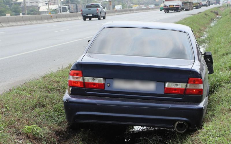 Колесо попало на обочину на скорости — чем это опасно