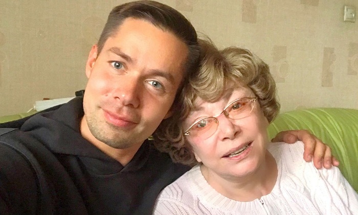 «Лежит на диване»