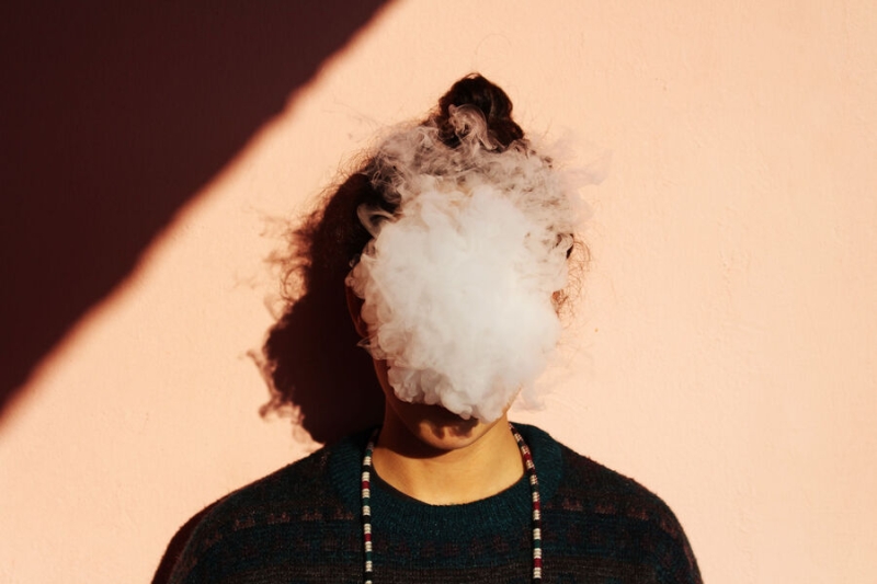 «Миллионы испытывают зависимость»: в России собираются запретить продавать вейпы 