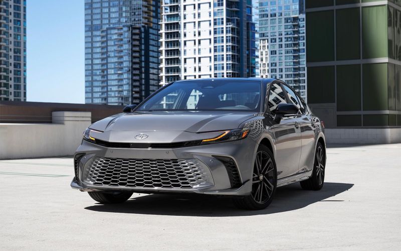 Продажи Toyota снизились в 2024 году. Но она все равно первая в мире