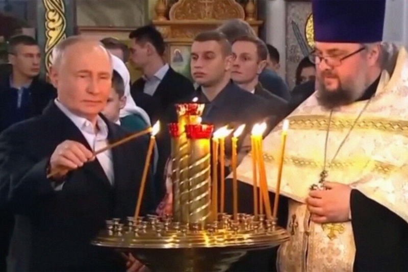 Путин встретил Рождество в Москве. Президент попросил выгравировать его инициалы на крестиках для бойцов СВО 