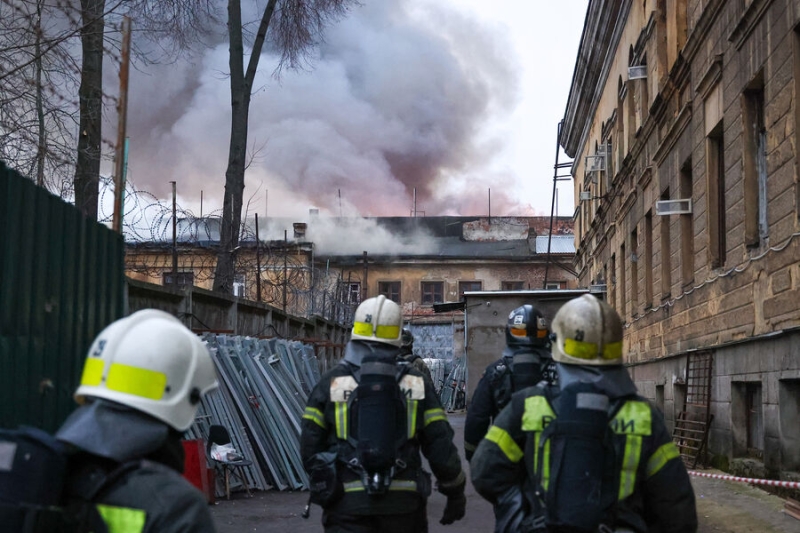 «Пытались тушить своими силами»: в Москве горит нелегальный хостел для мигрантов 