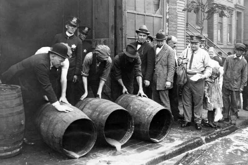 Самогон, кокаин и мафия: к чему приводили «сухие законы» в царской России и США 