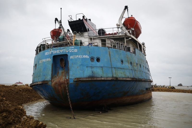 Спасли экипаж и Крымский мост: почему танкер с мазутом посадили на мель 