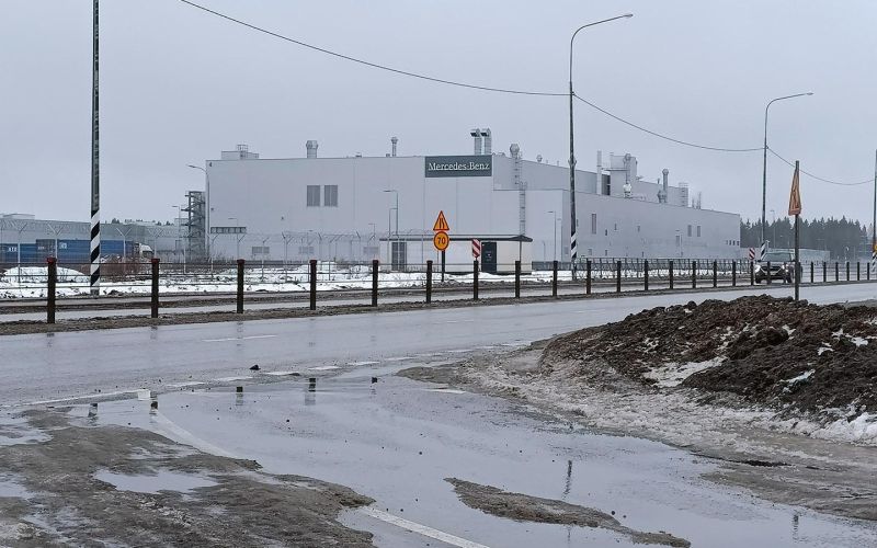 Вывески старые, машины — новые. Что происходит на бывшем заводе Mercedes
