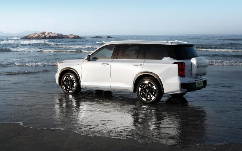 
            GAC рассекретил новую версию кроссовера GS8. Старт продаж в марте
        