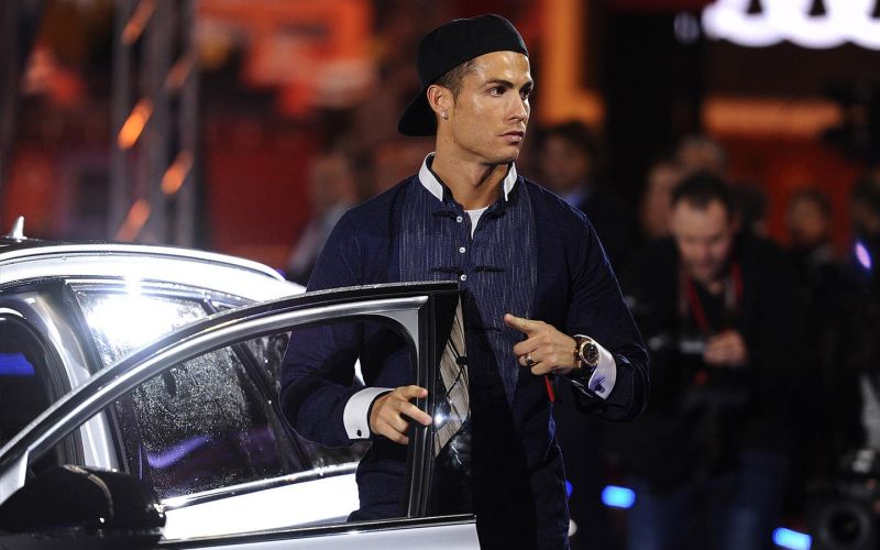 
            Роналду — 40 лет. На каких автомобилях любит ездить знаменитый футболист
        