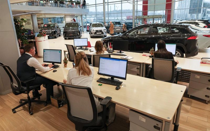 
            Доллар упал, но автомобили не подешевеют. Эксперты объяснили почему
        