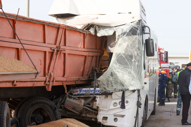 «Меня ослепило солнце». Автобус влетел в грузовик в Крыму, погибли шесть человек 
