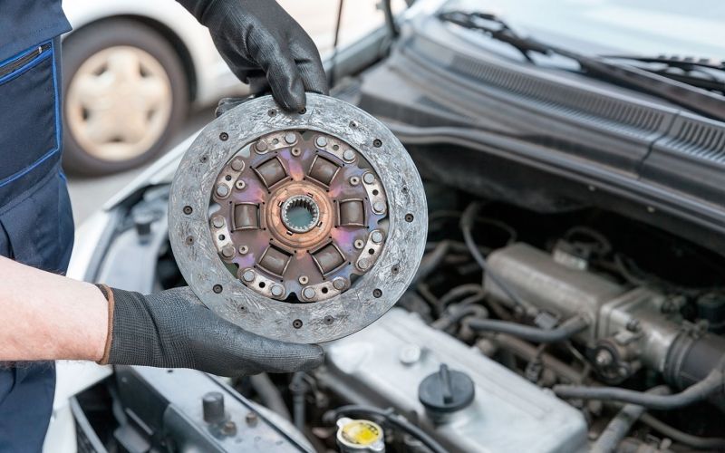 
            Сцепление автомобиля: как оно работает и почему ломается
        