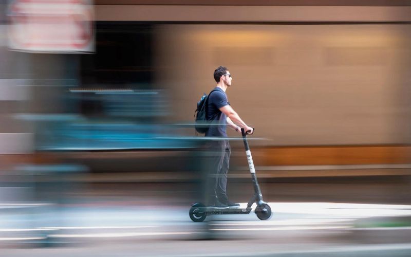 
            В России хотят ввести права для управления самокатом. Кого это коснется
        