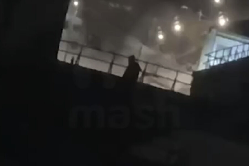 В Мурманске местный житель устроил стрельбу с крыши здания. Он ранен при задержании, мотивы выясняются 