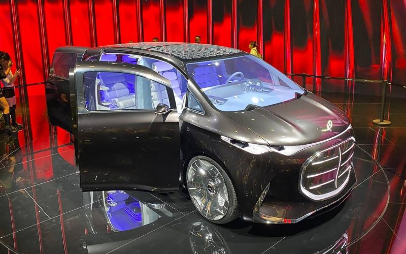 
            7 проекторов и экран 65 дюймов. Mercedes показал концепт будущего V-class
        