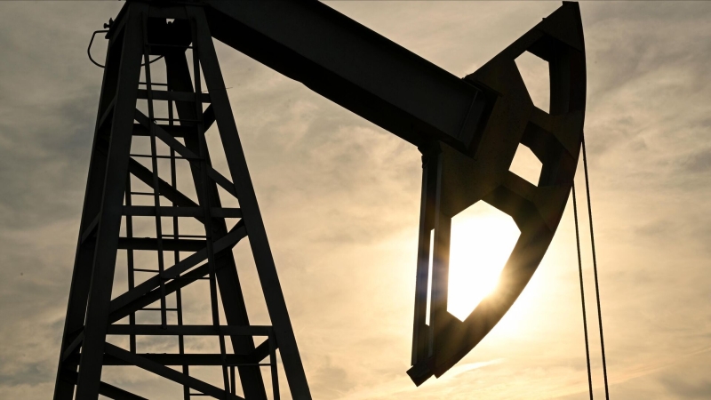 Цена нефти Brent впервые с 2021 года опустилась ниже 62 долларов за баррель