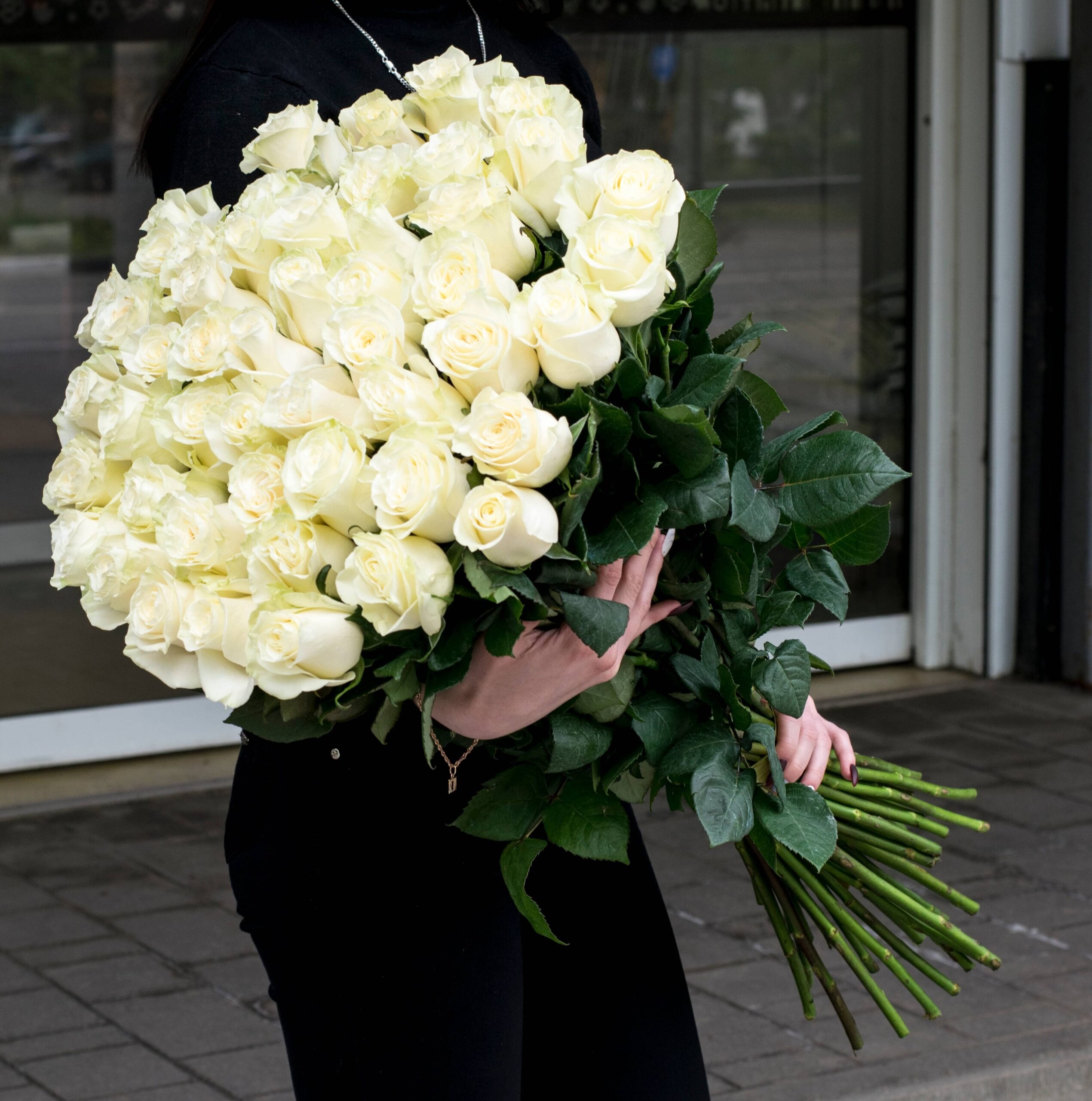 Элегантность длинных роз и их доставка