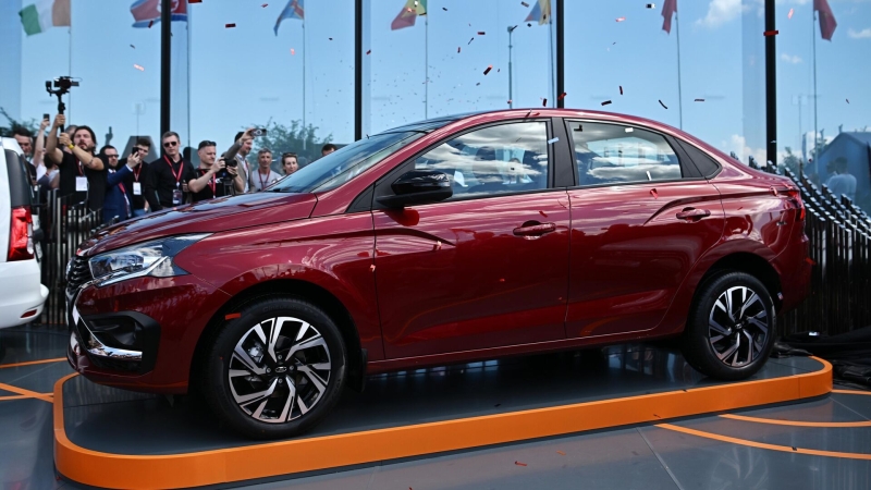 Глава Минпромторга проехался за рулем новой модели Lada Iskra