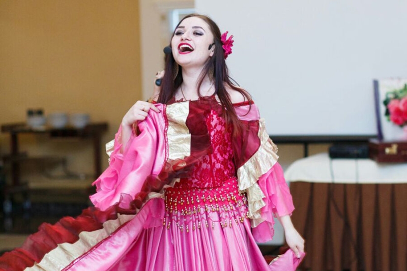 «Гостям показывают простыню с лепестками роз»: как живут современные цыганки 