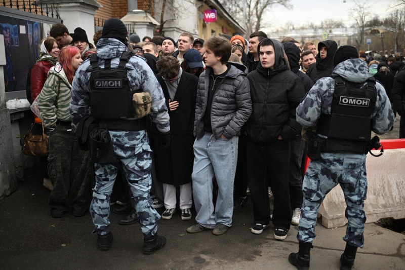 Люди на деревьях, ОМОН и задержания: как прощались с Пашей Техником 