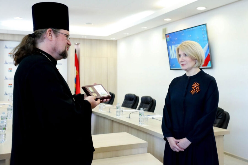 Медаль «за мигрантов»? РПЦ наградила главу Мытищ, выдавшую жилищный сертификат приезжим 