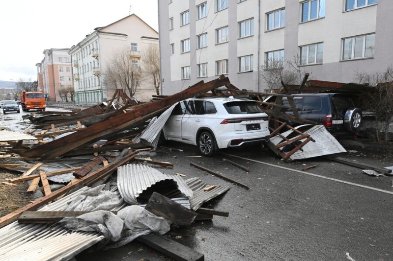 Пожары, сорванные крыши и отключение света: мощный ураган обрушился на Сибирь 