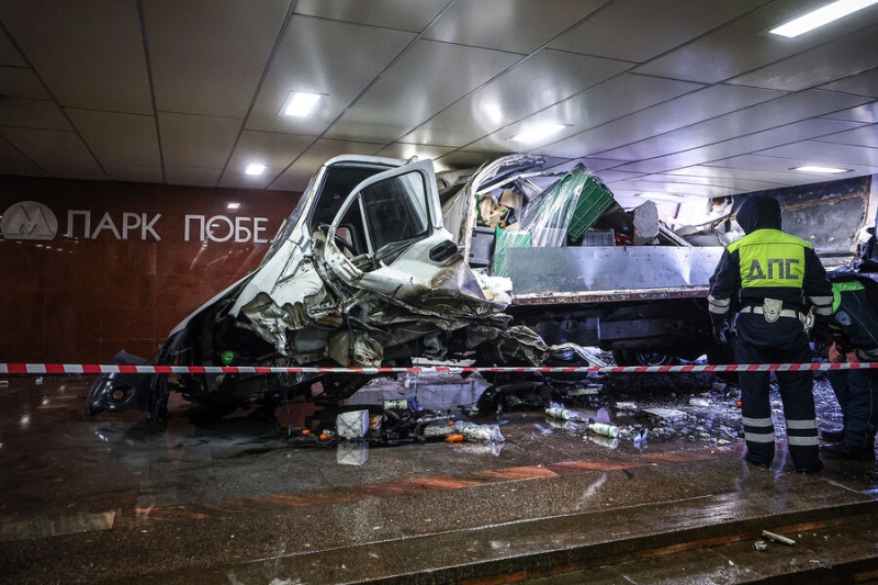 Скользкая дорога, летняя резина: «Газель» влетела в подземный переход у метро «Парк Победы»