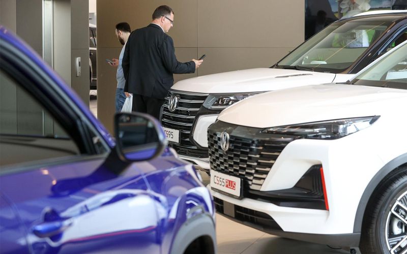 
            Дилеры пытаются избавиться от новых машин 2023 года. Топ-10 марок
        