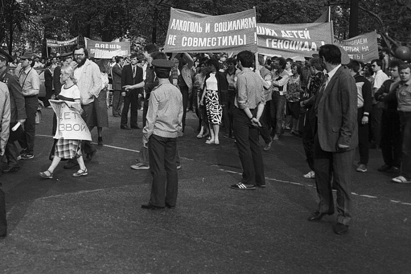 «Друг друга рвут, в очереди убили человека»: как в СССР провалилась антиалкогольная кампания Горбачева 