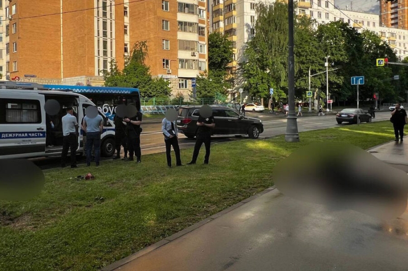 «Несколько дней выслеживал»: в Москве юноша зарезал возлюбленную на глазах у прохожих 