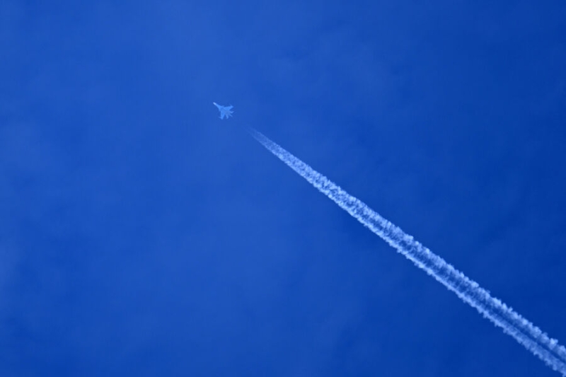 «Подумал, что это часть шоу». У пролетавшего над Челябинском самолета отвалился бак 